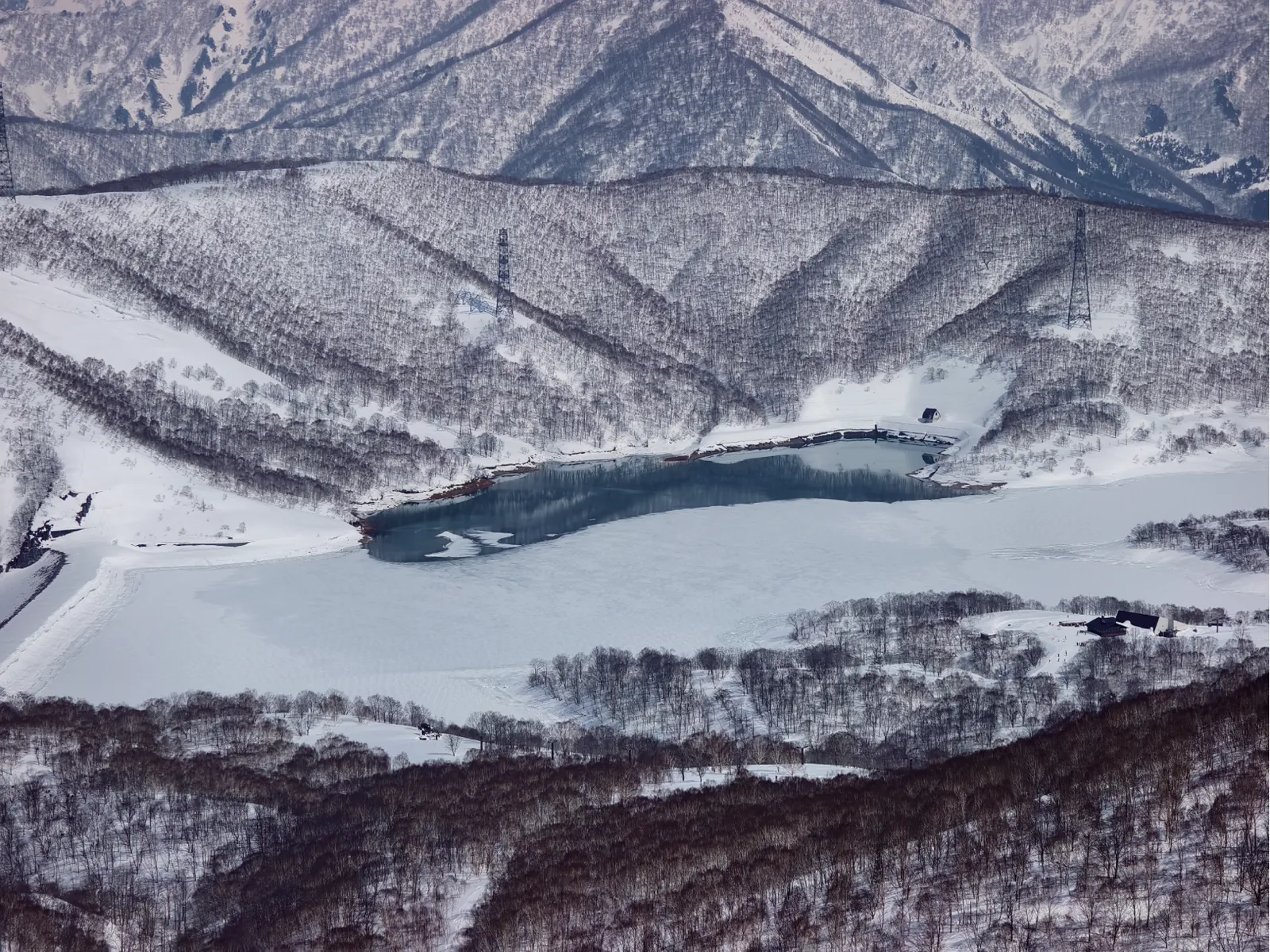 雪山與湖泊交織的冬季景色