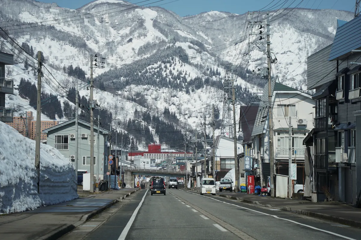 日本雪國小鎮的街道與背後的雪山