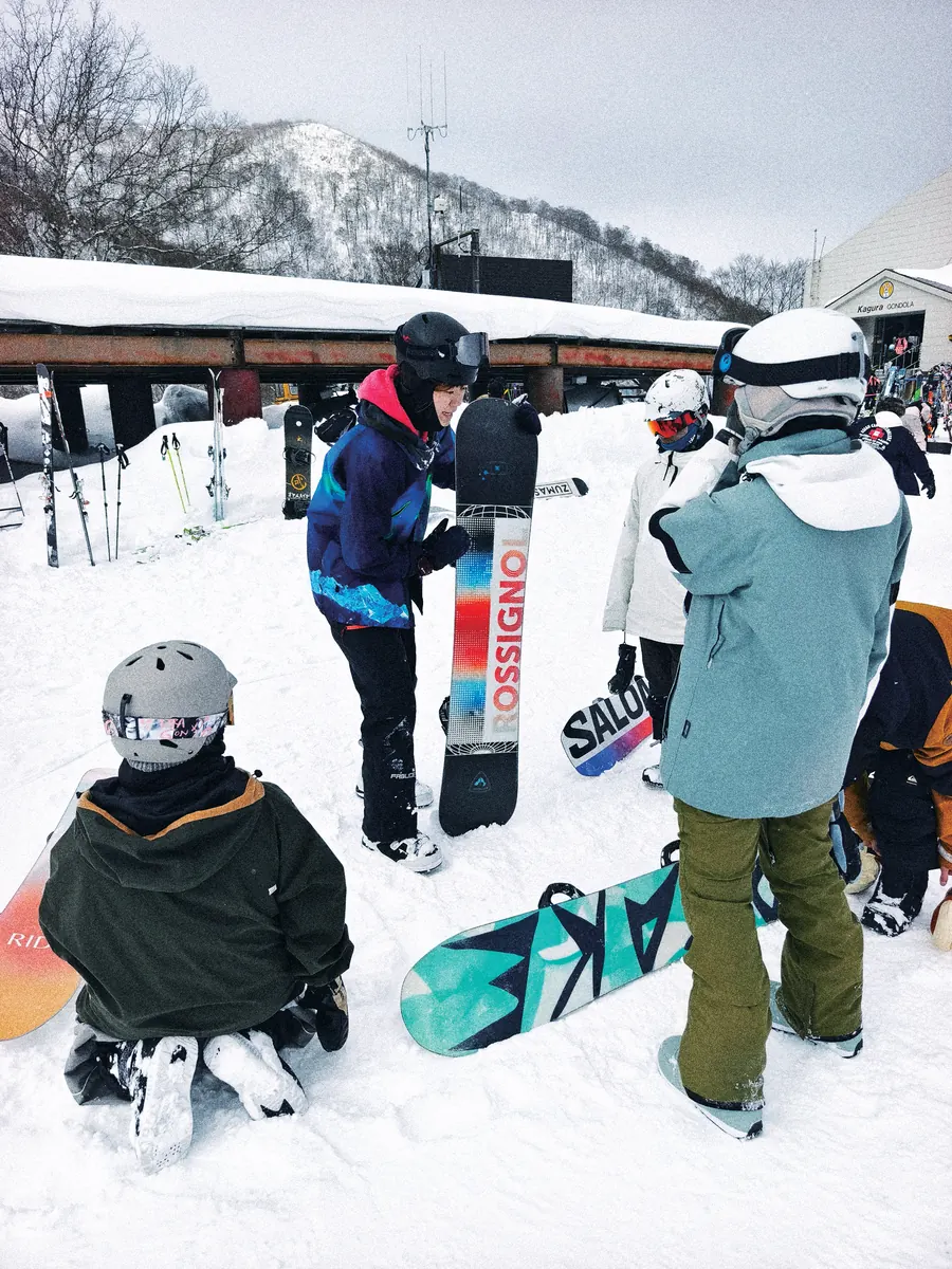 教練與學員在雪場租借處整理雪板與裝備