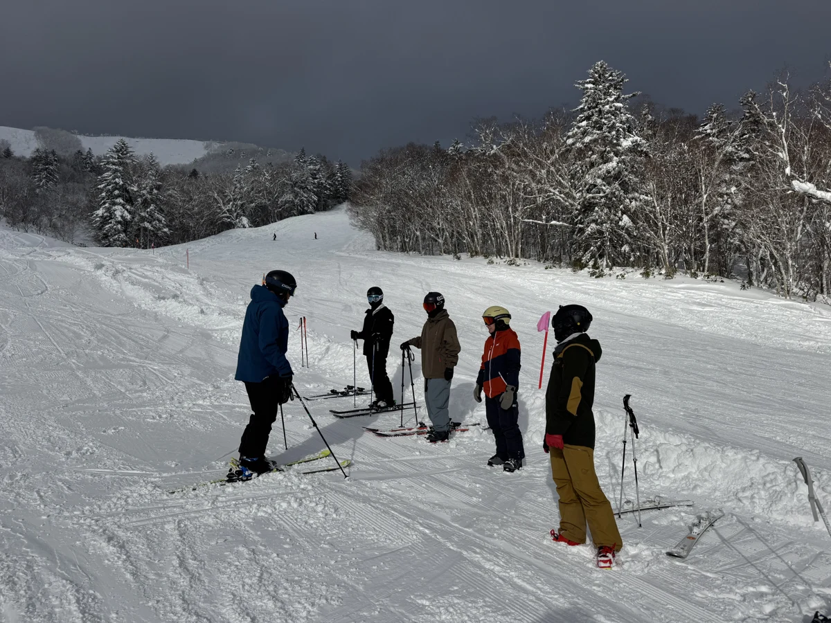 富良野雪道上，滑行者手持雪杖站在雪坡上