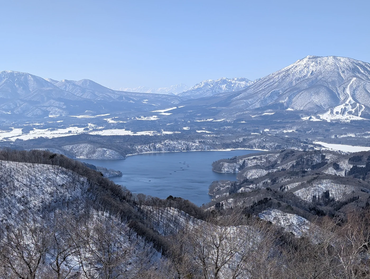從神樂雪場眺望湖面與積雪群山