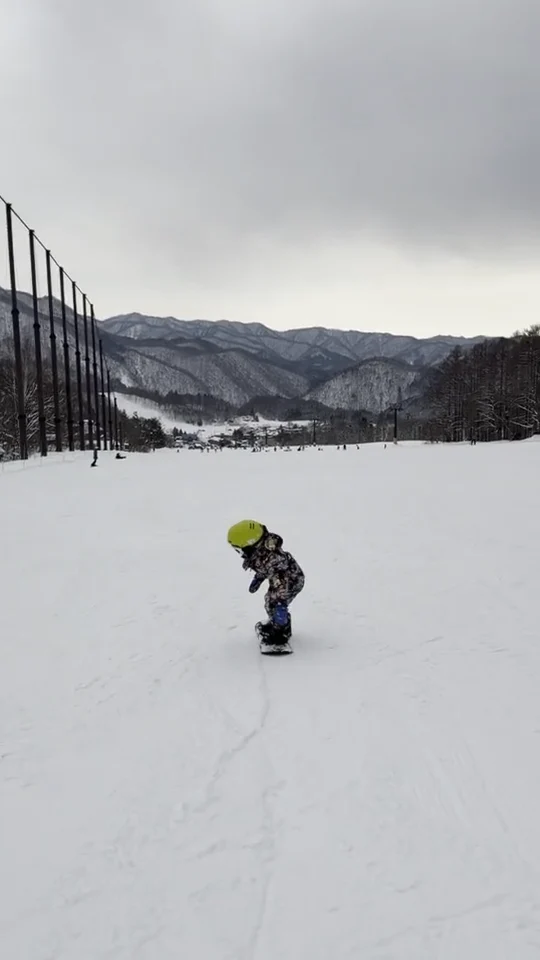 兒童單板學員在雪道上練習滑行
